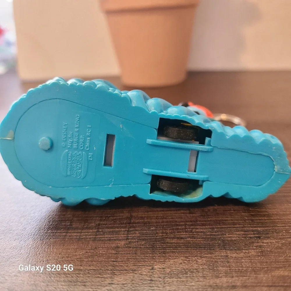 Disney Goofy Donald Duck Surfing Wave Keychain Toy‎ Burger King Collectible